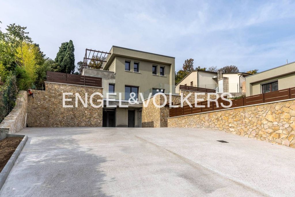 Luxury Villa for sale in Via Luigi Luzzatti, Verona, Provincia di Verona, Veneto