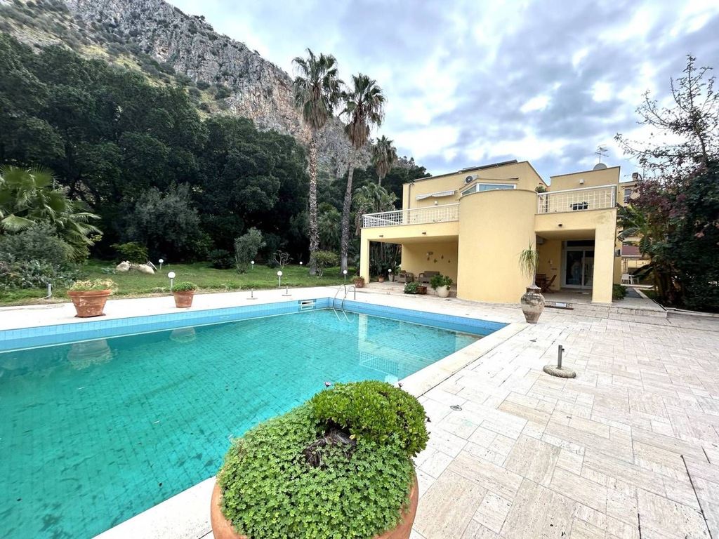 Luxury Villa for sale in Viale Margherita di Savoia, Palermo, Sicily