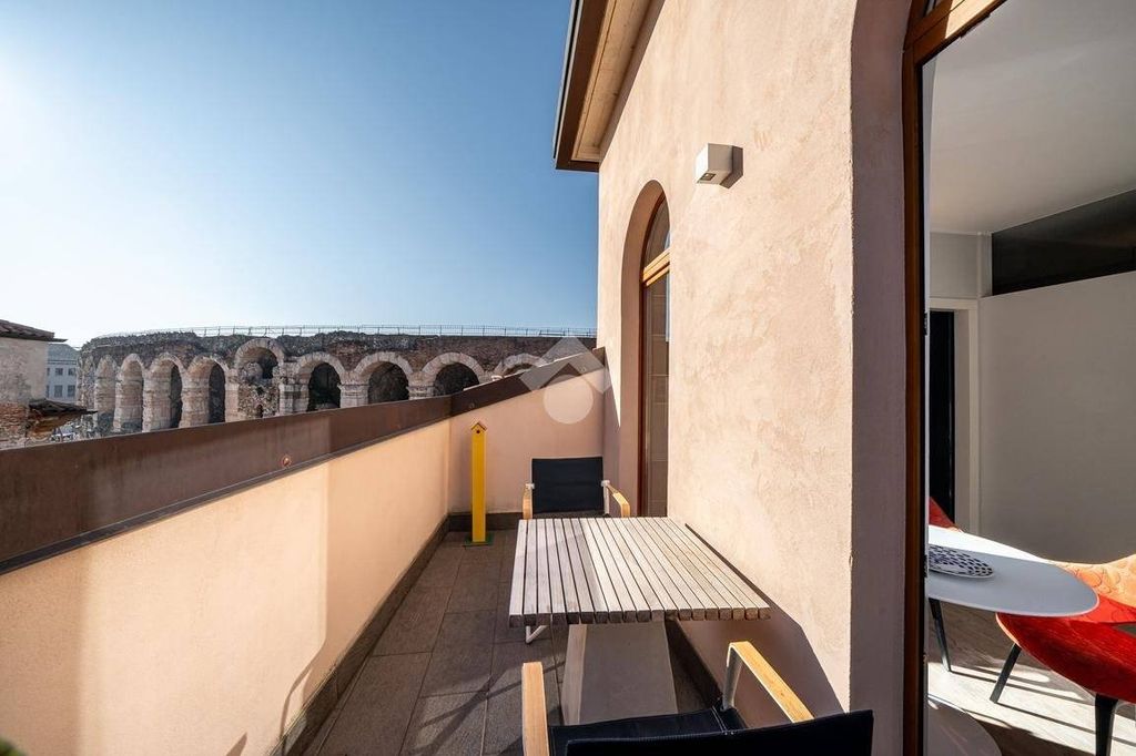 3 room luxury Flat for sale in Via Anfiteatro, Verona, Veneto