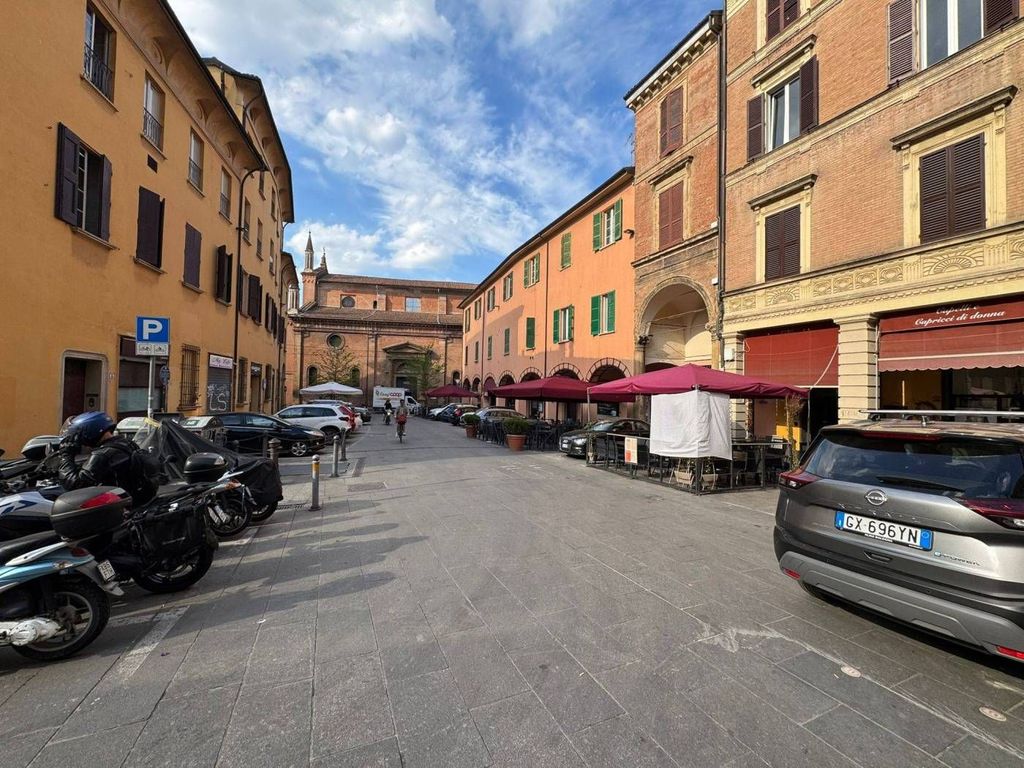 Luxury Apartment for sale in Piazza San Martino, 9, Bologna, Emilia-Romagna