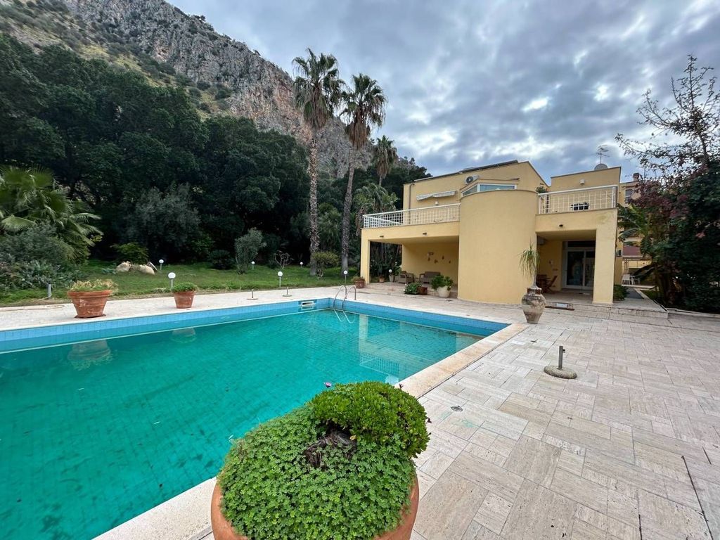 Luxury Villa for sale in Viale Margherita di Savoia, 99, Palermo, Sicily