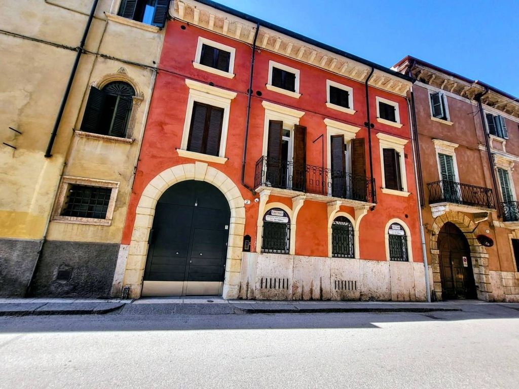 5 room luxury Flat for sale in Via Giardino Giusti, 7, Verona, Provincia di Verona, Veneto