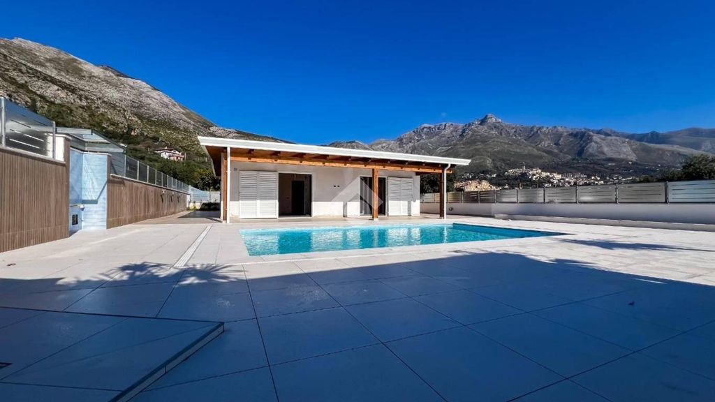 Kuća, 226 m²
