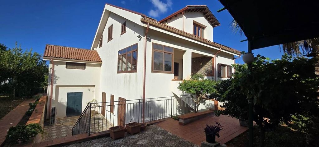 4 bedroom luxury Villa for sale in Via Giuseppe Villaroel, Palermo, Sicily