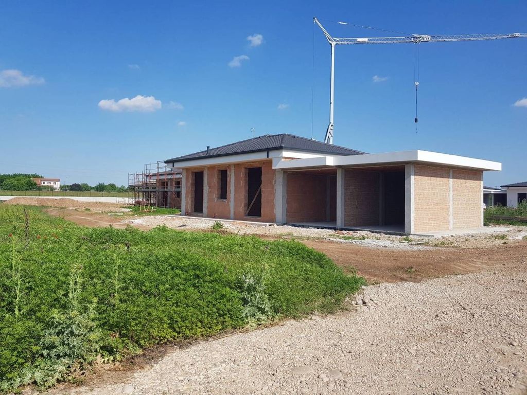 4 room luxury Villa for sale in Via Carnia, Verona, Provincia di Verona, Veneto