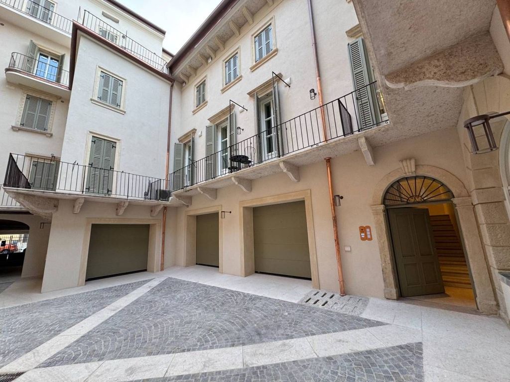 3 bedroom luxury Apartment for sale in Via Rocche, 1, Verona, Provincia di Verona, Veneto