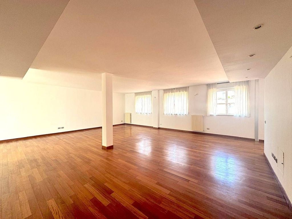 Appartamento 2 locali, 155 m²
