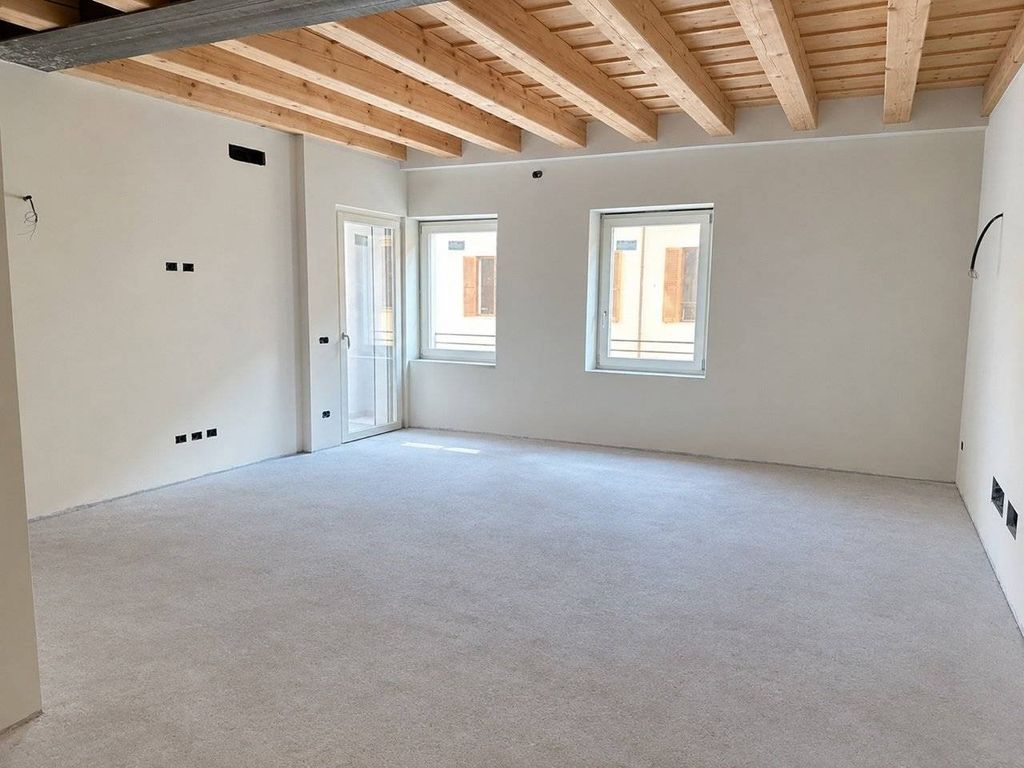 5 room luxury Flat for sale in Via San Pietro Incarnario, 3, Verona, Provincia di Verona, Veneto