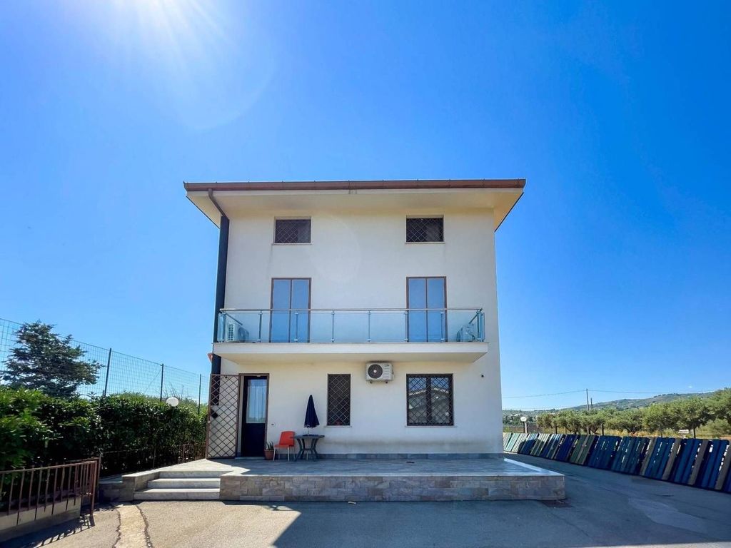 Casă, 303 m²