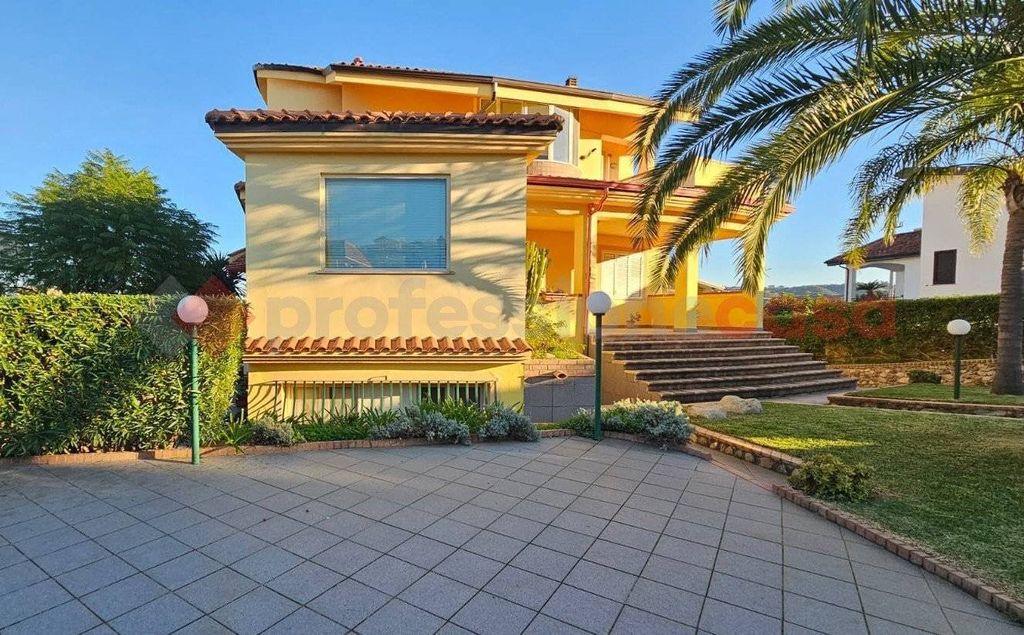 Luxury Villa for sale in via Giuseppe di Vittorio, 7, Montepaone, Provincia di Catanzaro, Calabria - Vista 2