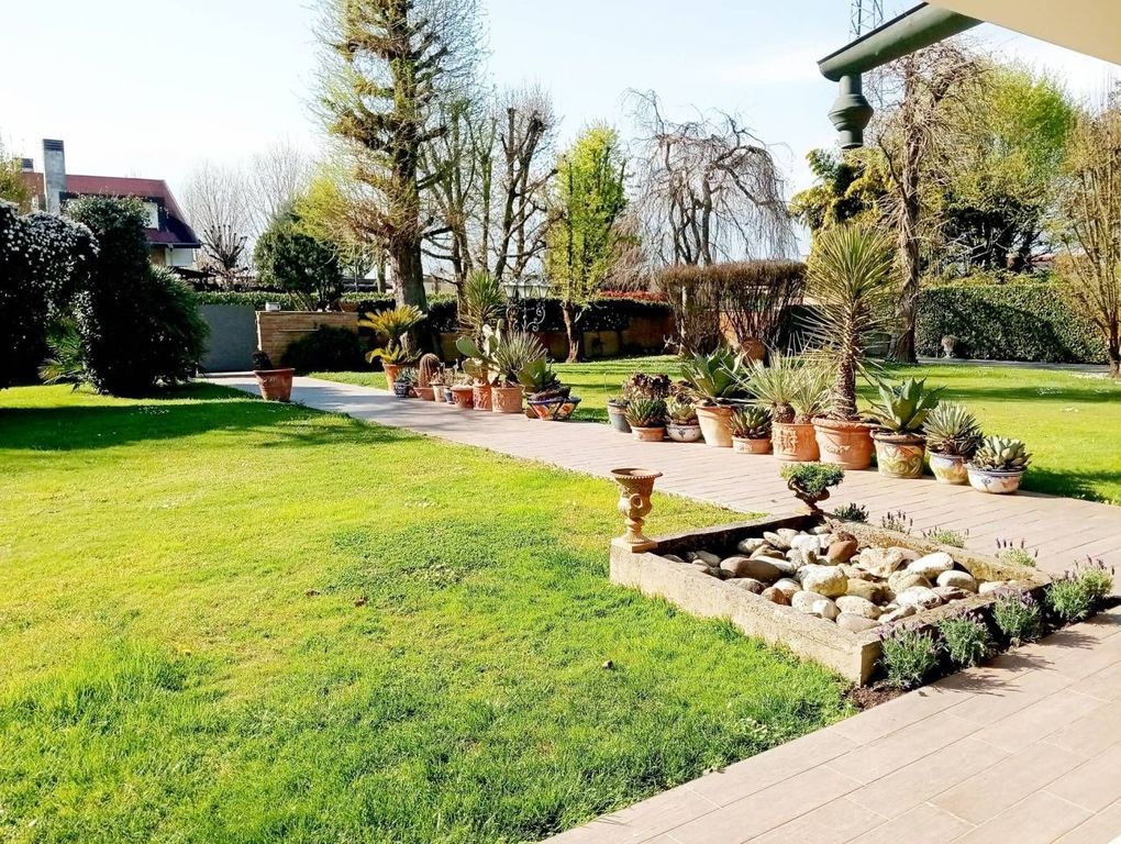 House in Stra - View 2