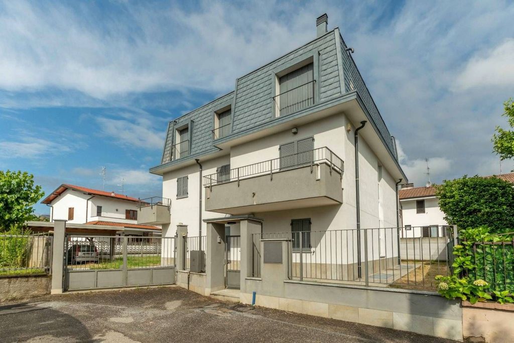 Luxury Villa for sale in Via Campo dei Fiori, Saronno, Provincia di Varese, Lombardy - View 2