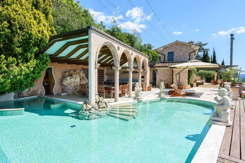 House in Pietrasanta - View 2