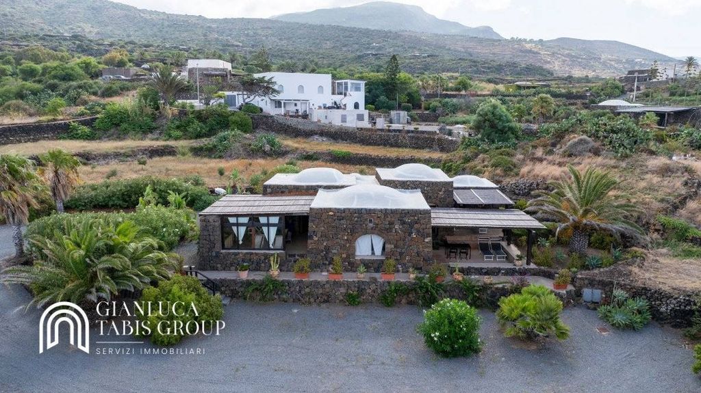 House in Pantelleria - View 2