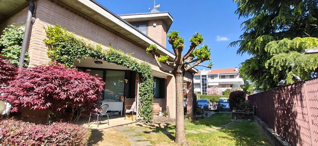 Luxury Villa for sale in Gallarate, Lombardy - View 2