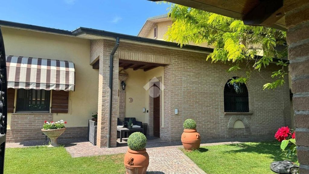 5 room luxury Villa for sale in Via Leonardo Da Vinci, 36, Pandino, Provincia di Cremona, Lombardy - View 2