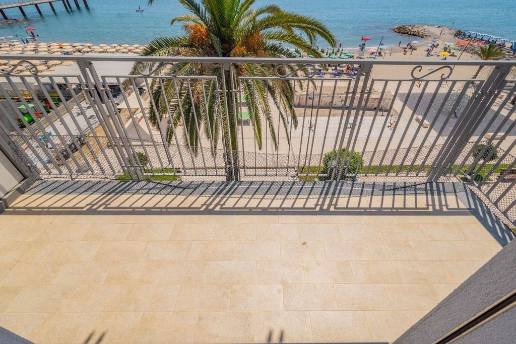 3 room luxury Apartment for sale in Lungomare Armando Diaz, Ceriale, Liguria - Vista 3