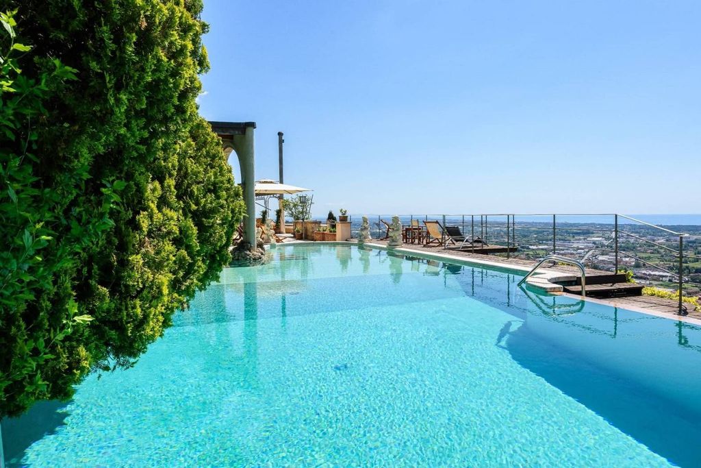 House in Pietrasanta - View 3
