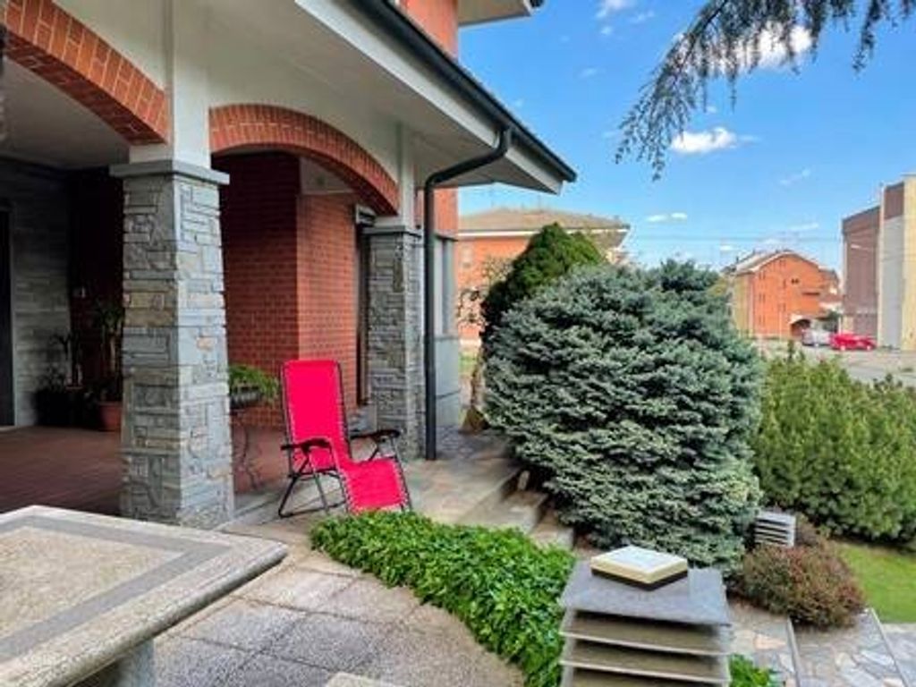 Luxury Villa for sale in Via Leon Battista Alberti, Carmagnola, Province of Turin, Piedmont - View 3