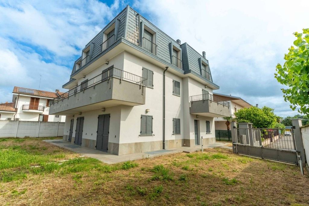 Luxury Villa for sale in Via Campo dei Fiori, Saronno, Provincia di Varese, Lombardy - View 3