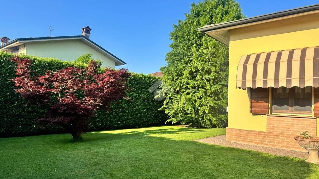 5 room luxury Villa for sale in Via Leonardo Da Vinci, 36, Pandino, Provincia di Cremona, Lombardy - View 4