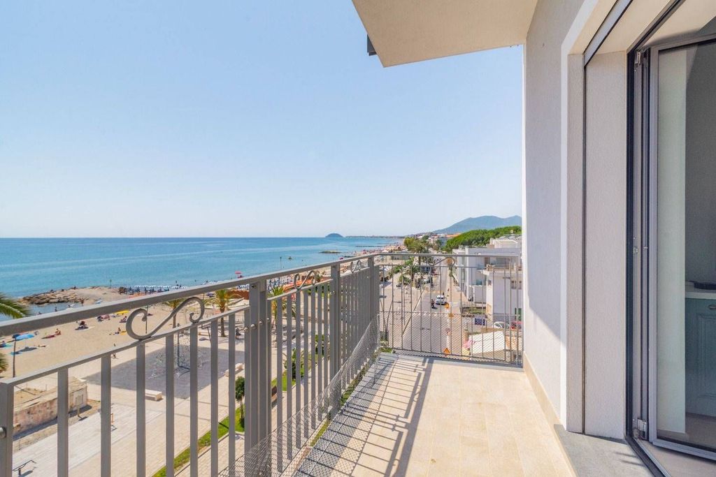 3 room luxury Apartment for sale in Lungomare Armando Diaz, Ceriale, Liguria - Vista 4