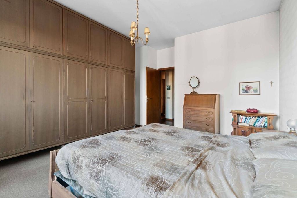 Apartment in Milan - More