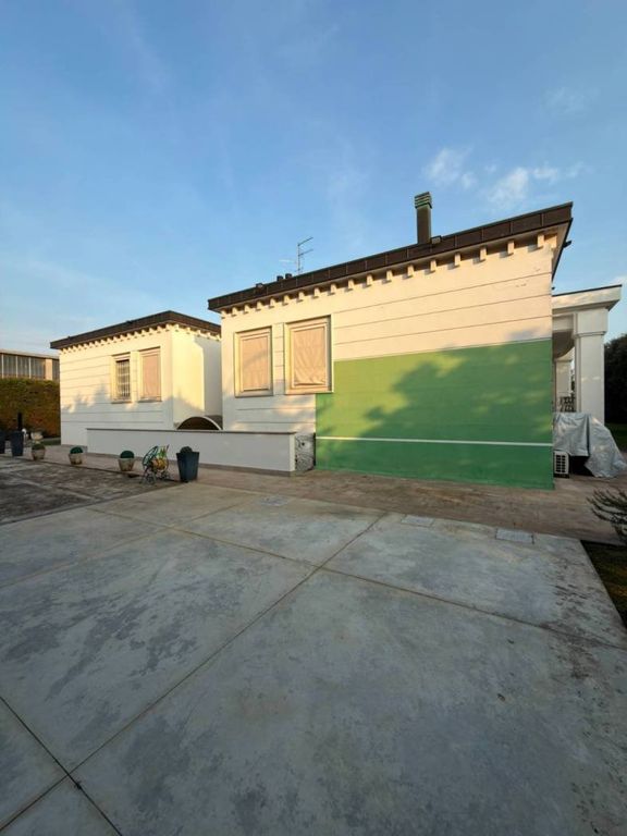 House in Piacenza - More