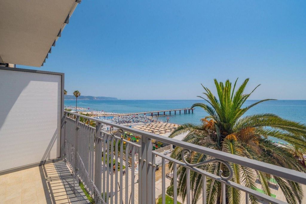 3 room luxury Apartment for sale in Lungomare Armando Diaz, Ceriale, Liguria - Vista 6