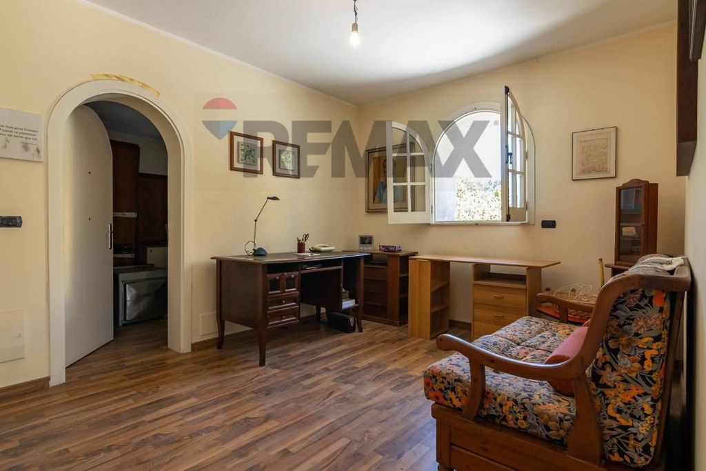 Luxury Villa for sale in Via Fisicara, 74, Caltagirone, Catania, Sicily - More