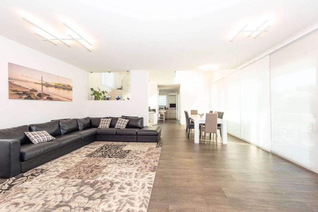 Luxury Villa for sale in Via Arno, 29, Jesolo, Venice, Veneto - More