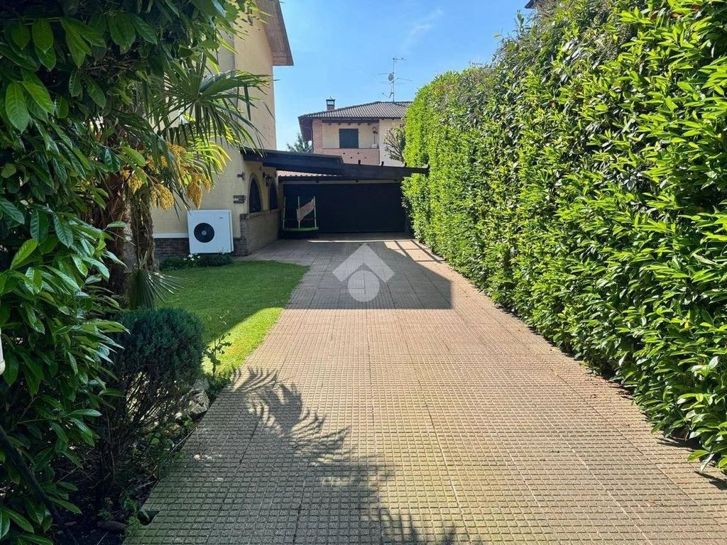 5 room luxury Villa for sale in Via Leonardo Da Vinci, 36, Pandino, Provincia di Cremona, Lombardy - More