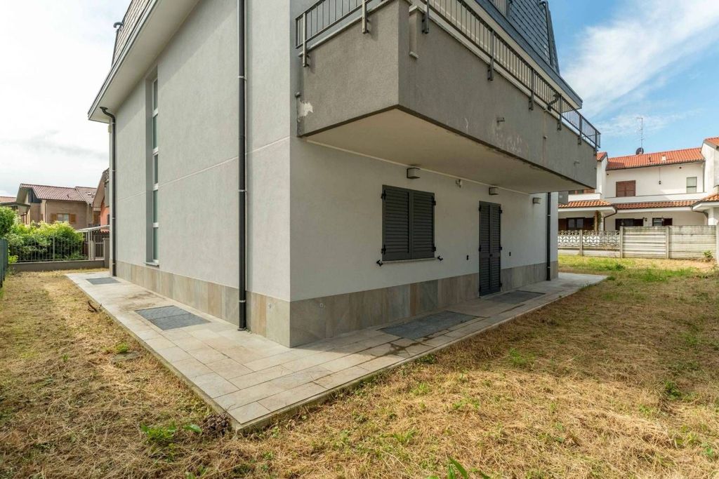 Luxury Villa for sale in Via Campo dei Fiori, Saronno, Provincia di Varese, Lombardy - More