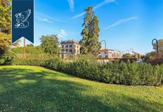 Prestigiosa villa di 8000 mq in vendita, Montevecchia, Italia
