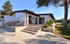 Prestigiosa villa di 300 mq in vendita, Via Corrado Alvaro, Novoli, Puglia