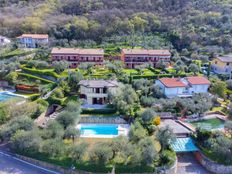 Villa in vendita a Torri del Benaco Veneto Verona