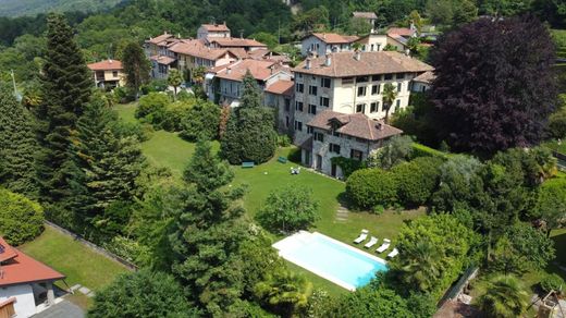 Villa a Porto Valtravaglia, Varese