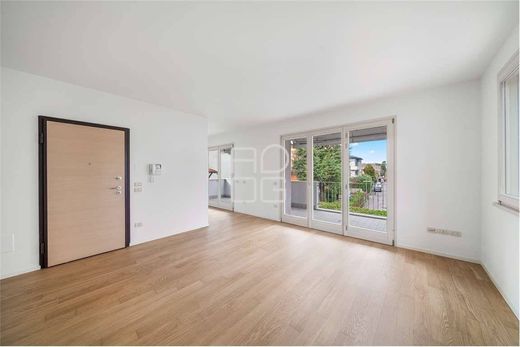 Daire Desenzano del Garda, Brescia ilçesinde