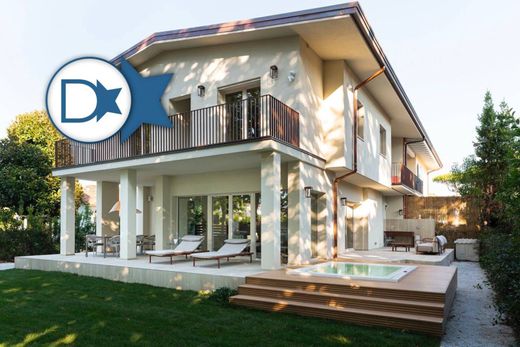 Villa Forte dei Marmi, Lucca ilçesinde