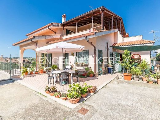 Villa a Guidonia Montecelio, Roma