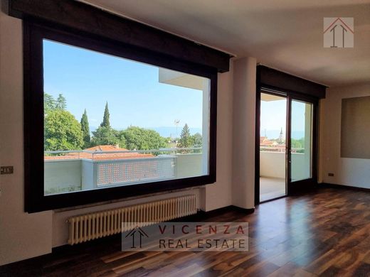 Apartment / Etagenwohnung in Vicenza, Provincia di Vicenza