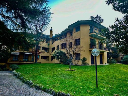 Appartement in Monza, Provincia di Monza e della Brianza