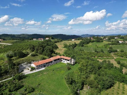 Köy evi Serravalle Langhe, Cuneo ilçesinde