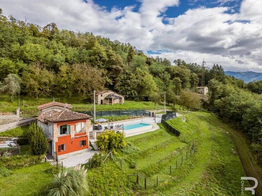 Country House in Castelnuovo di Garfagnana, Provincia di Lucca