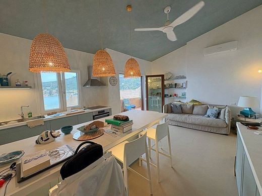 Daire Isola del Giglio, Grosseto ilçesinde