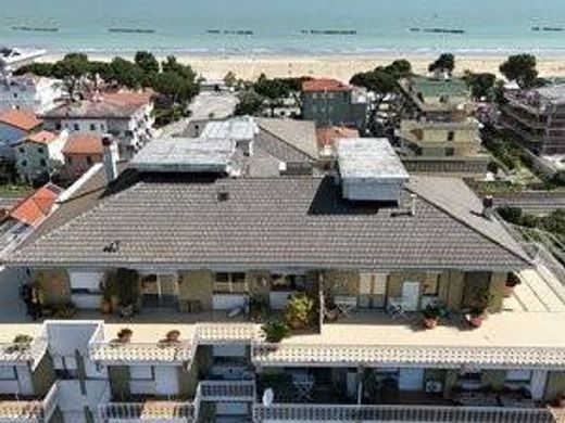 阁楼  Roseto degli Abruzzi, 泰拉莫省