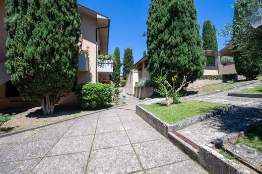 Apartment / Etagenwohnung in Siena, Provincia di Siena