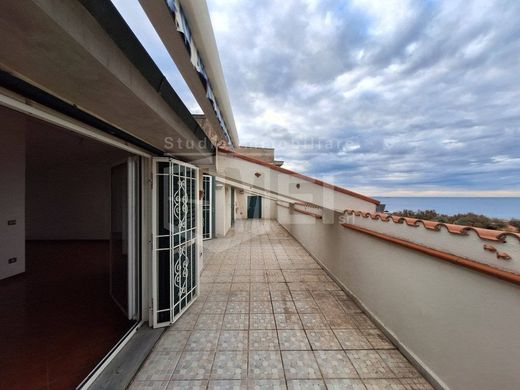 Apartment / Etagenwohnung in Livorno, Provincia di Livorno