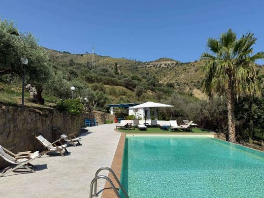 مجمع شقق ﻓﻲ Reitano, Messina