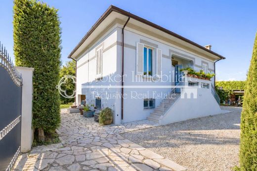 Villa a Pietrasanta, Lucca